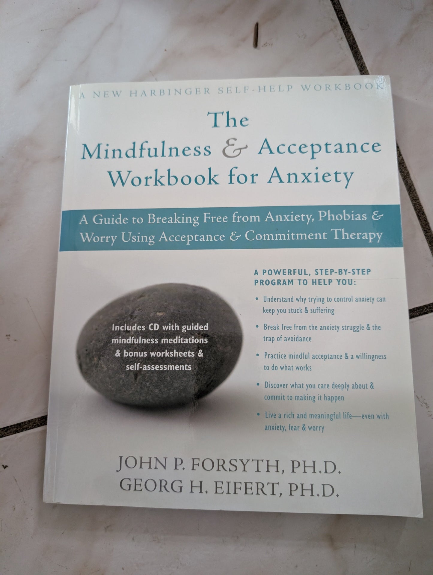 The Mindfulness and Acceptance Workbook for Anxiety: A Guide to Breaking Free from Anxiety, Phobias, and Worry Using Acceptance and Commitment Therapy - Book by John P. Forsyth