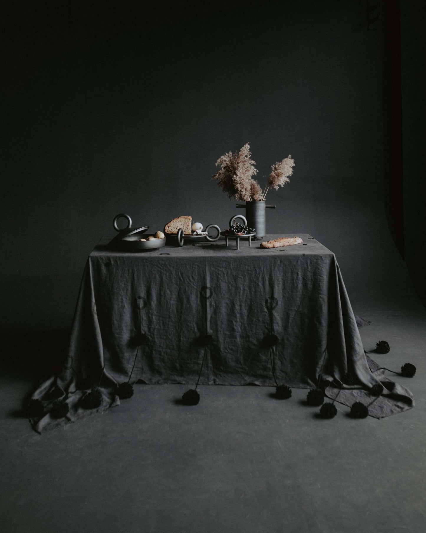 Shallow Serving Bowl with Lid Guculia. Shadow