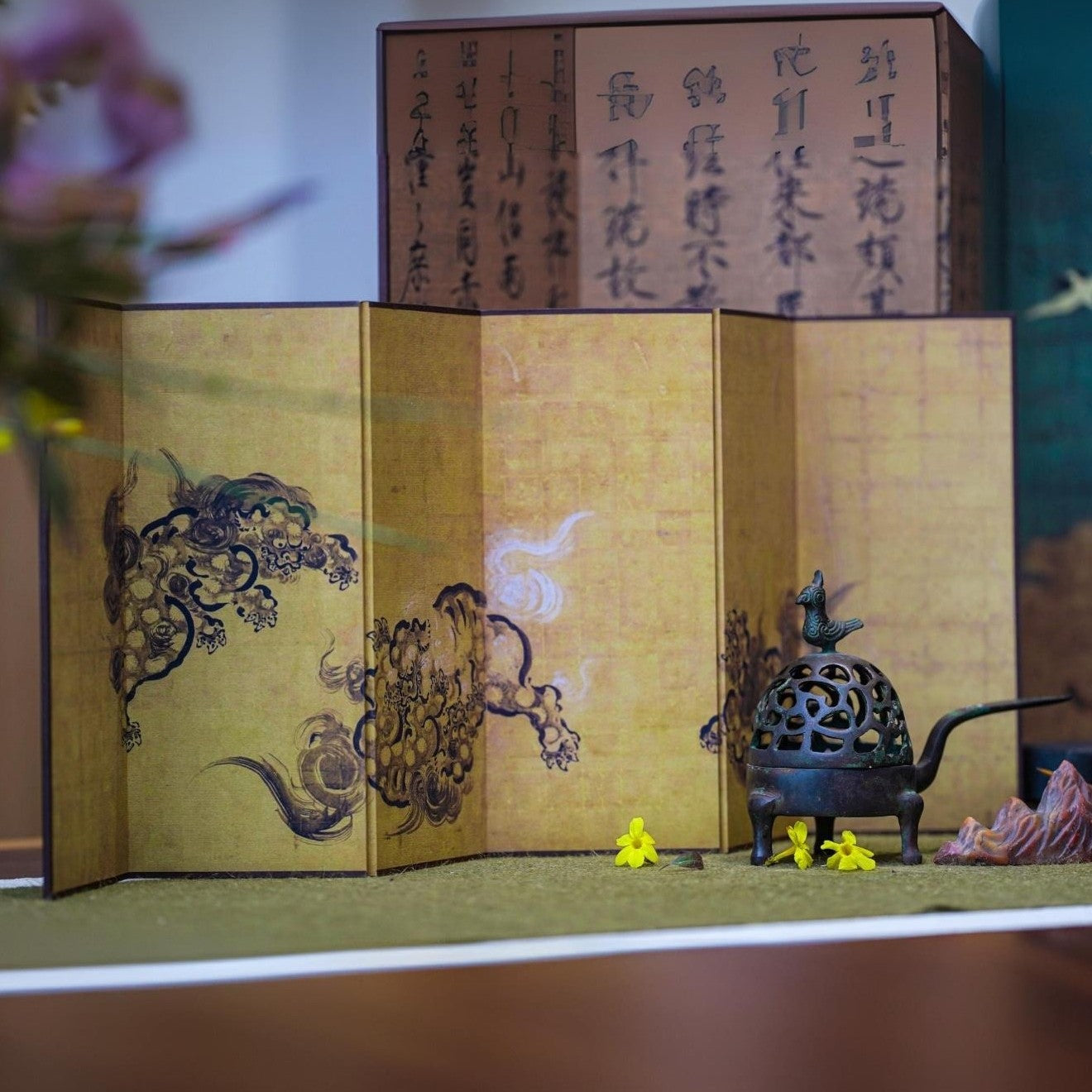 Japanese Zen "Dancing Lions" Mini Folding Screen (Byōbu) | Golden Leaf Double-Sided Guardian Lion Art | Traditional Komainu Desktop Décor | Wabi-Sabi Oriental Gift